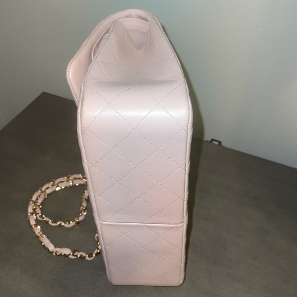 CHANEL
Lambskin Quilted Jumbo Double Flap Light Pink - Picture 8 of 16